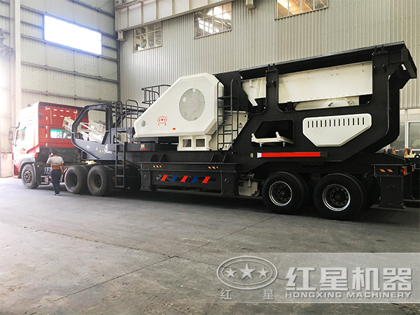 輪胎式移動石子破碎站發貨現場