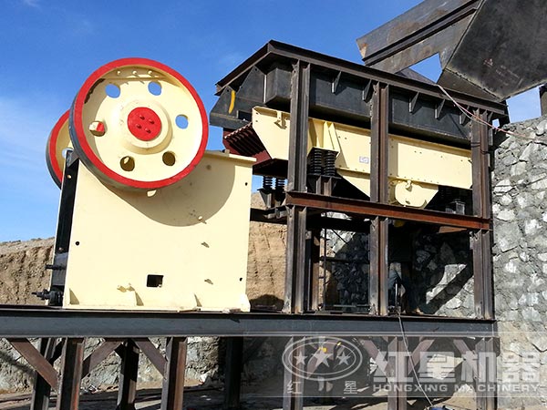 新型環(huán)保鄂式破碎機(jī)生產(chǎn)現(xiàn)場
