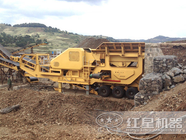進(jìn)入到原料場(chǎng)地作業(yè)的車(chē)載流動(dòng)破石機(jī)
