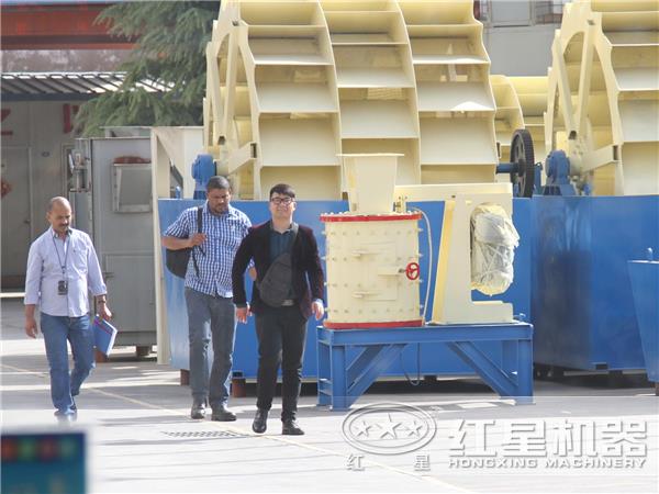 來廠參觀、了解洗砂機(jī)的客戶