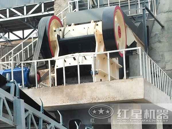 小型砂石粉碎機客戶現(xiàn)場