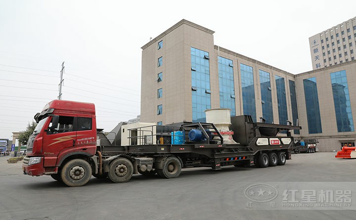 半移動(dòng)式破碎站發(fā)貨現(xiàn)場(chǎng)