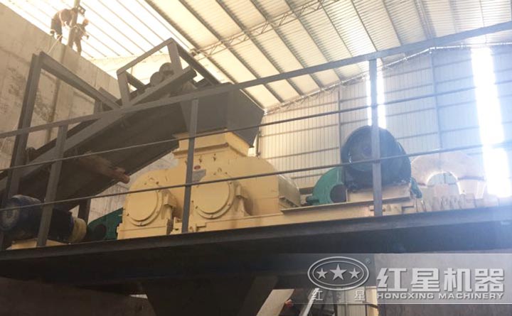 對輥制沙機(jī)安裝、調(diào)試現(xiàn)場