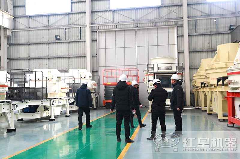 客戶參觀制砂機車間 客戶參觀制砂機車間