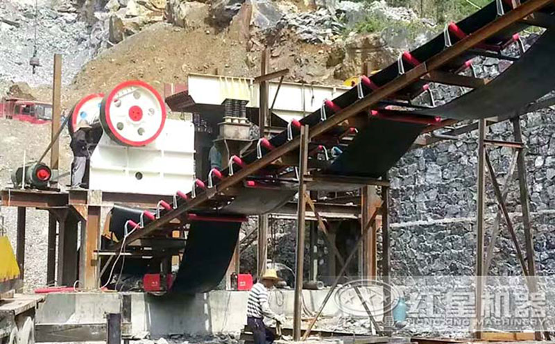 顎式破碎機(jī)工作現(xiàn)場